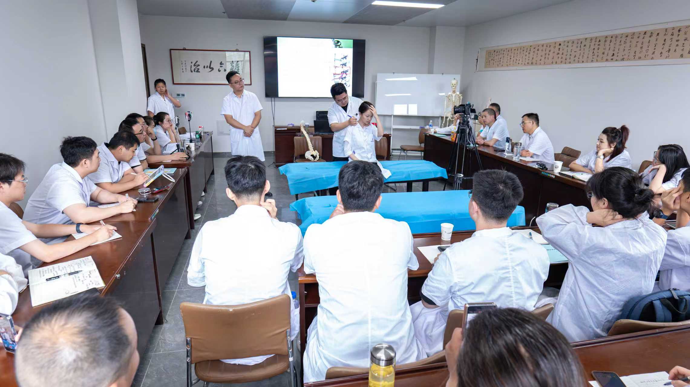 全国新中医诊疗体系第47届康复评估轻手法正骨培训班圆满结业！